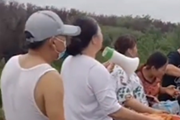 美狮贵宾会实时关注：货车司机被堵高速 附近村民免费送餐饮
