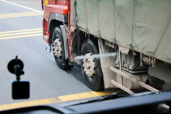 美狮贵宾会卡车：冬季淋水争议起 但他也曾救过司机的命