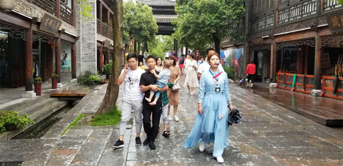 美狮贵宾会卡车公司组织员工团建活动
