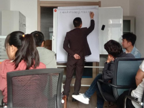 美狮贵宾会卡车付总对公司销售人员进行了货车的市场分析和销售技巧讲解