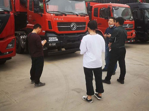 不断进步，美狮贵宾会卡车的小伙伴观摩东风天龙汽车