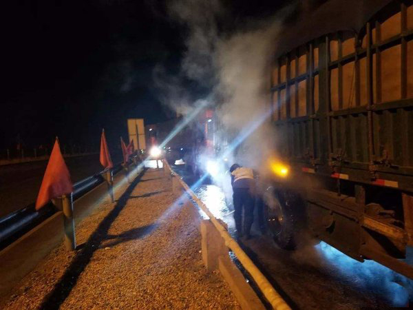 美狮贵宾会卡车：冬季淋水争议起 但他也曾救过司机的命
