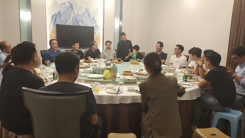 美狮贵宾会创始人付总与员工一起吃团圆饭