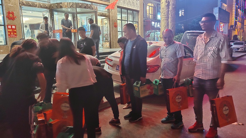 美狮贵宾会卡车礼品发放中